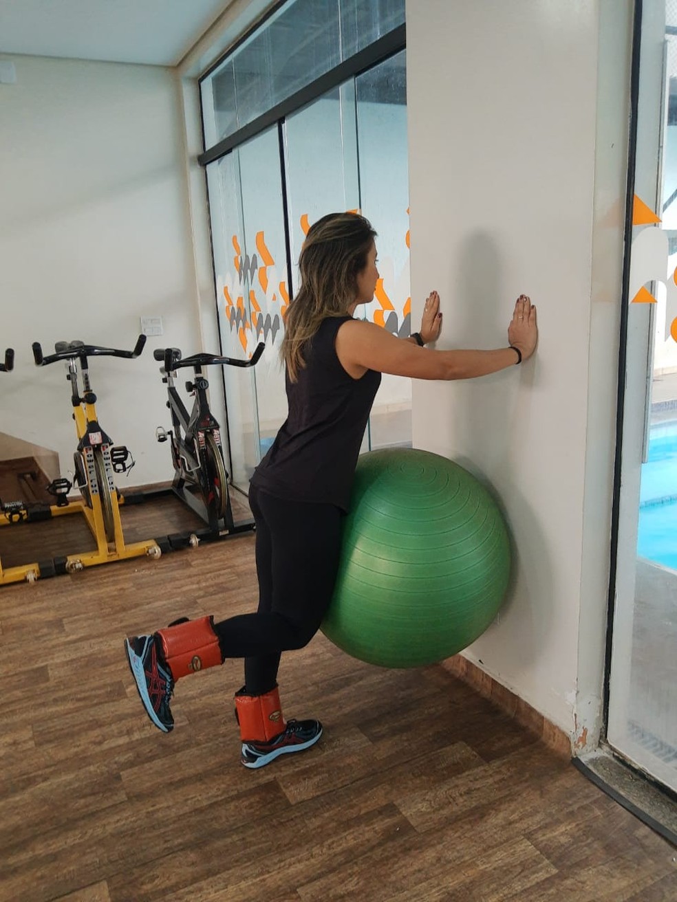Na flexão de joelho, uma perna realiza o movimento enquanto a outra fica estendida — Foto: Divulgação/Marcelo Miranda