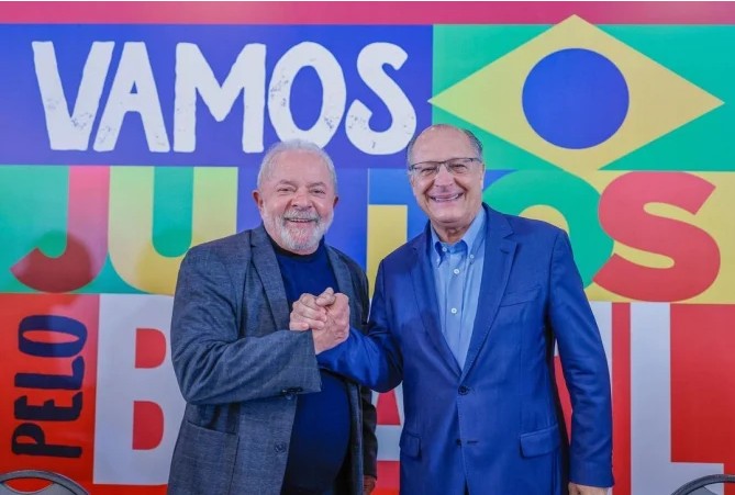 O vice na chapa de Lula é Alckmin, que chegou a endossar o apoio popular à cassação de Dilma — Foto: Ricardo Stuckert