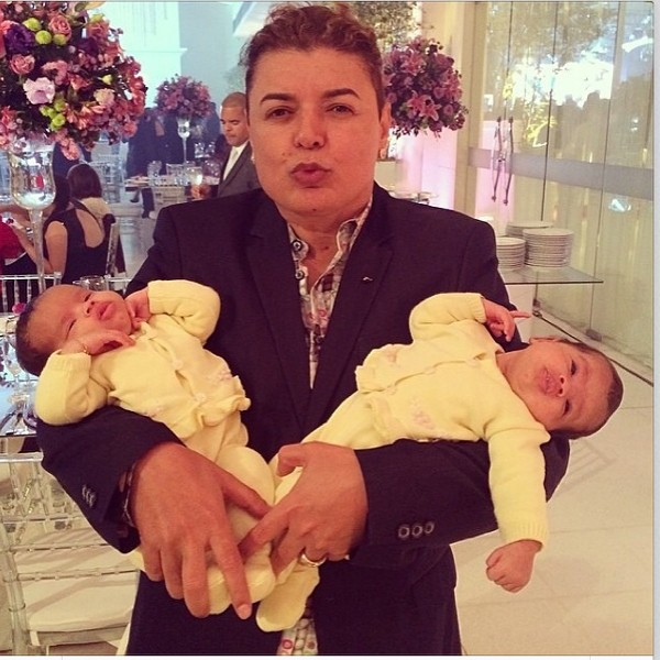 David Brazil segura no colo as gêmeas de Dentinho (Foto: Reprodução/Instagram)