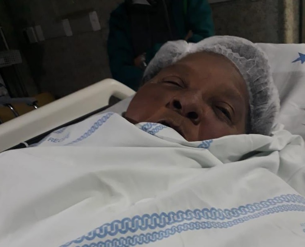 Maria Helena estÃ¡ se recuperando da cirurgia de implantaÃ§Ã£o de marca-passo em outro hospital do Recife, depois de ter a operaÃ§Ã£o cancelada por defeito em equipamento â Foto: Thuan Cesar Nascimento/ReproduÃ§Ã£o WhatsApp