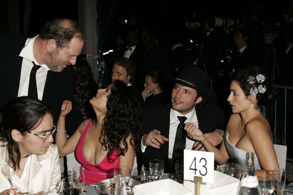 O produtor Harvey Weinstein, as atrizes Salma Hayek e Penelope Cruz e o diretor Robert Rodriguez em evento da Miramax em 2005 (Foto: Getty Images)