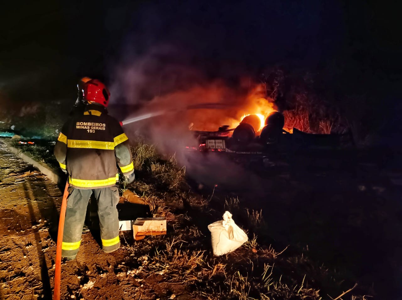 Caminhão é destruído por fogo na BR-251 em Grão Mogol