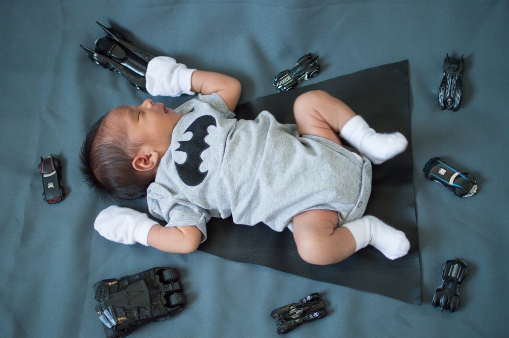 Batman também foi tema de fotos do pequeno João, na Paraíba (Foto: Keicy Victor/Divulgação)