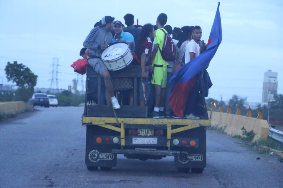 Torcedores do Monagas na caçamba de caminhão  (Foto: Eduardo Deconto)
