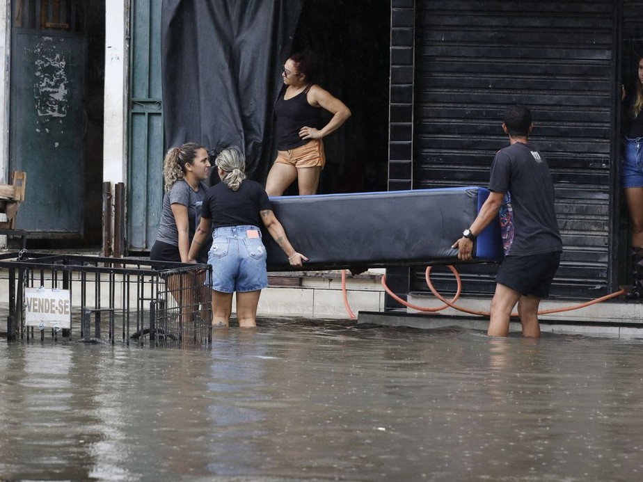 Moradores e comerciantes da comunidade de Rio das Pedras (RJ) sofrem com alagamentos devido às chuvas intensas que causaram estragos em vários pontos do estado do Rio de Janeiro.