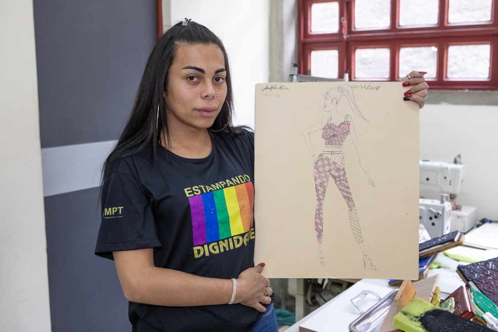 Anghel Lima, de 22 anos, mostra um dos desenhos que aprendeu a fazer no Nice, que a acolheu. A jovem travesti era explorada sexualmente antes de ser resgatada pela ONG e pelo MPF. â€” Foto: Celso Tavares/G1