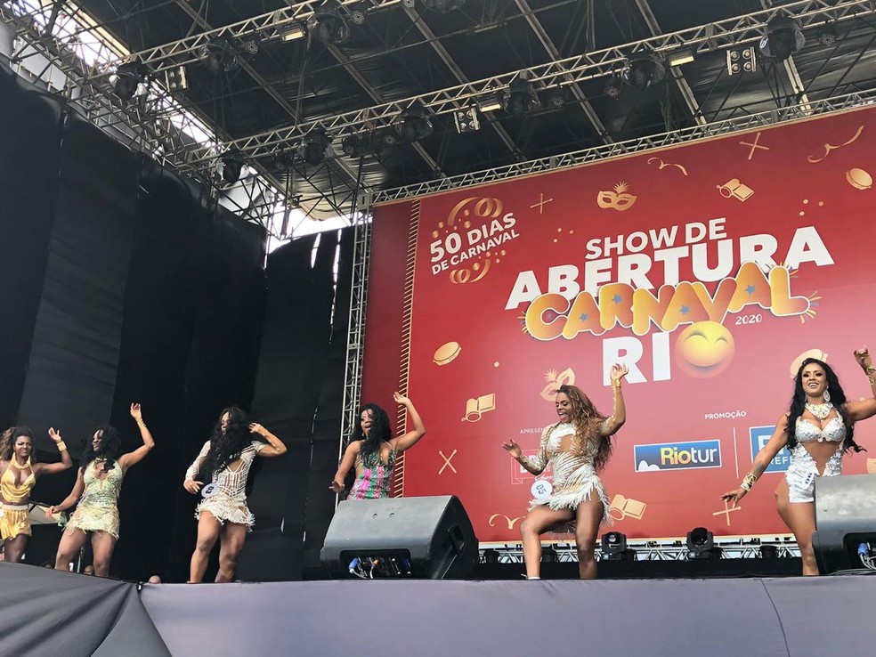 Candidatas a rainha e princesa do carnaval do Rio se apresentam em Copacabana — Foto: Carlos Brito / G1
