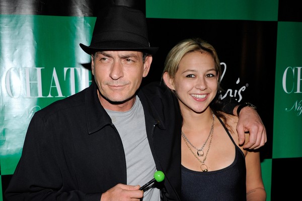 Charlie Sheen ao lado de Natalie Kenly em foto de maio de 2011 (Foto: Getty Images)