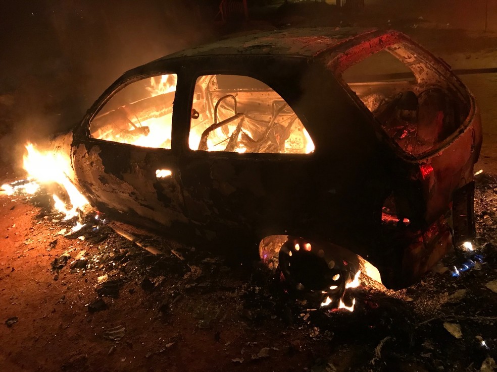 Homem incendeia carro da mulher na Estrutural, no DF — Foto: Polícia Militar do DF/Divulgação