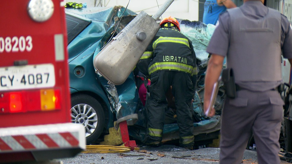 Duas pessoas que estavam no carro morreram no acidente em Santo André — Foto: TV Globo/Reprodução