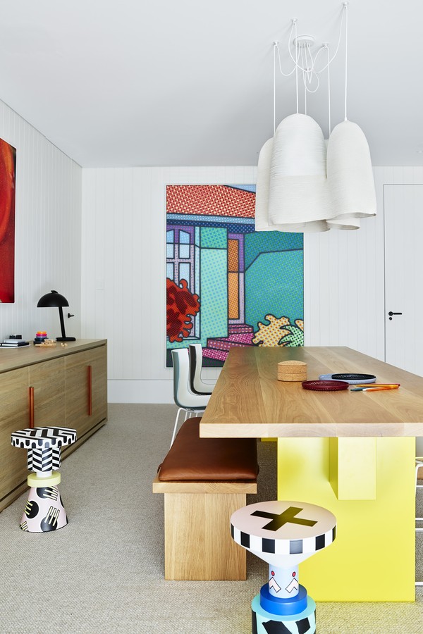 Coleção de arte é protagonista nesta casa colorida à beira-mar (Foto: Anson Smart/Divulgação)