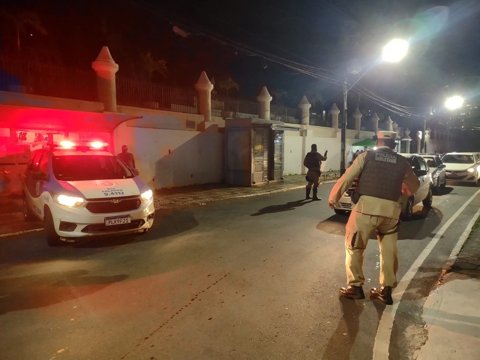 Mulher é morta a tiros em assalto no bairro da Federação em Salvador; vítima estava acompanhada do filho de sete anos — Foto: Muller Nunes/TV Bahia