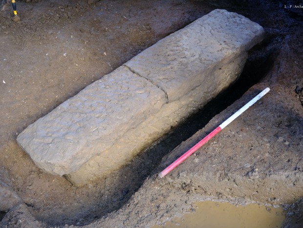 Caixão de 2 mil anos, contendo restos mortais de duas pessoas, foi descoberto em Sydney Gardens, na Inglaterra (Foto: Bath & North East Somerset Council )