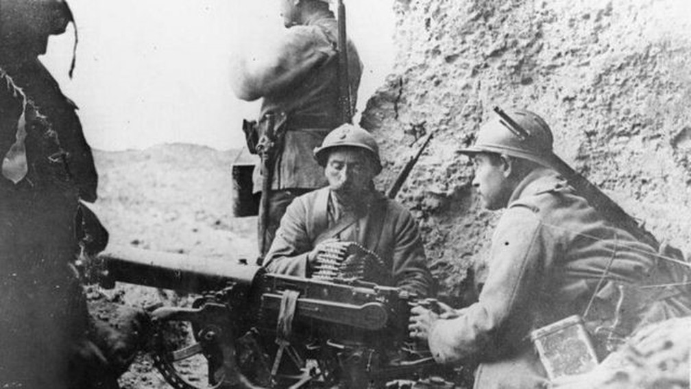 Soldados franceses com uma metralhadora no forte Duomont perto de Verdun — Foto: IMPERIAL WAR MUSEUMS