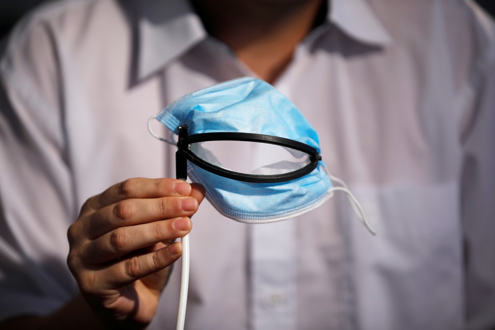 Máscara inventada em Israel tem abertura que permite alimentação — Foto: Amir Cohen/Reuters