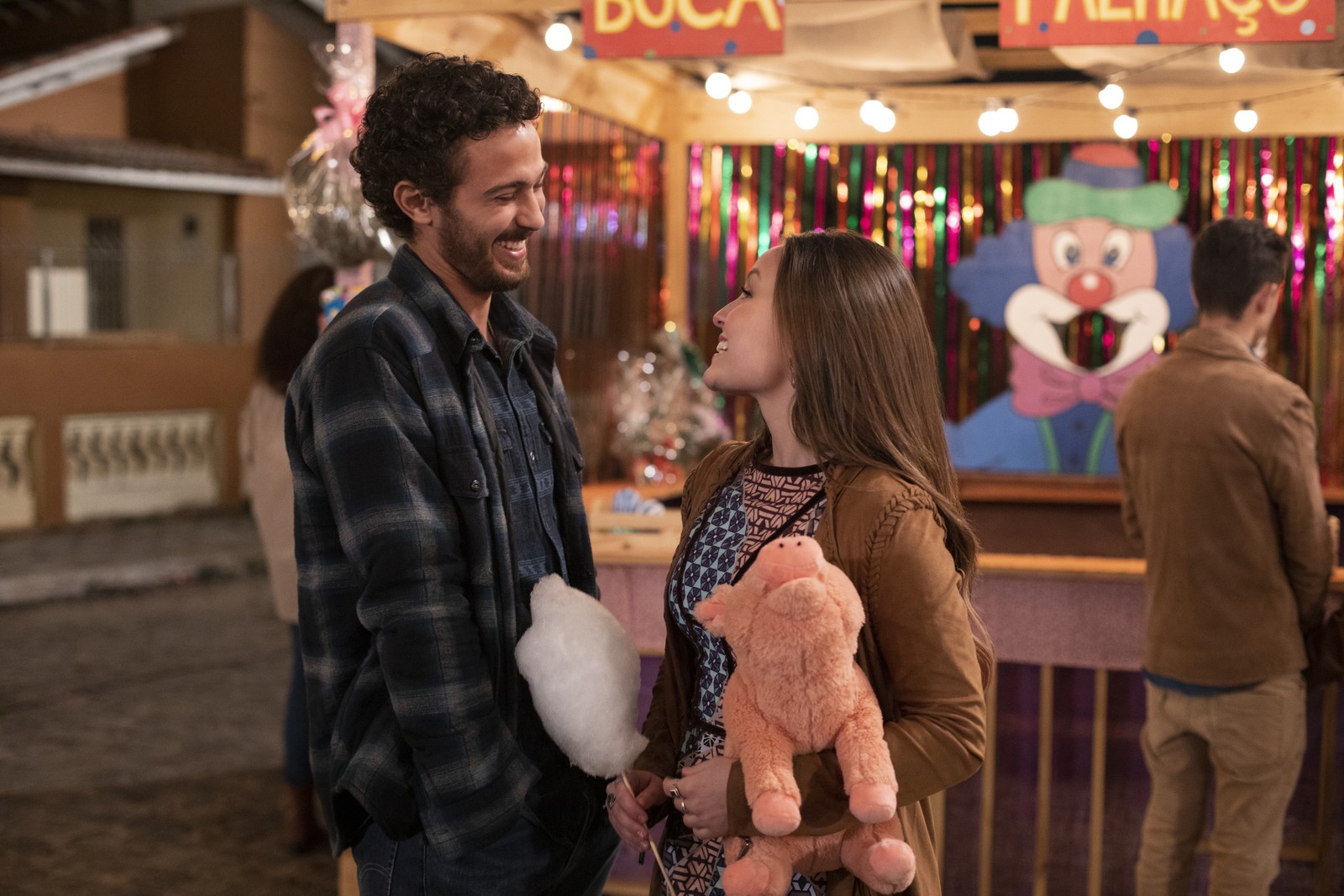 Em 2020, com André Luiz Frambach, que viraria seu novo anos mais tarde, no filme 'Modo avião' (Netflix) — Foto: Divulgação