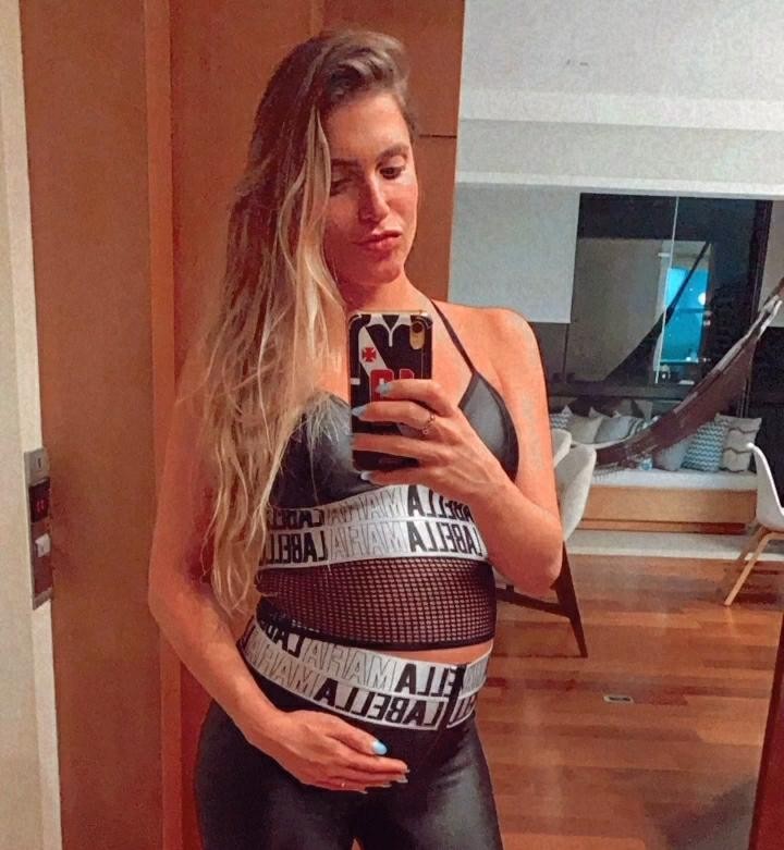 Bia Feres exibe barriguinha de grávida à espera de Isaac (Foto: Reprodução / Instagram)