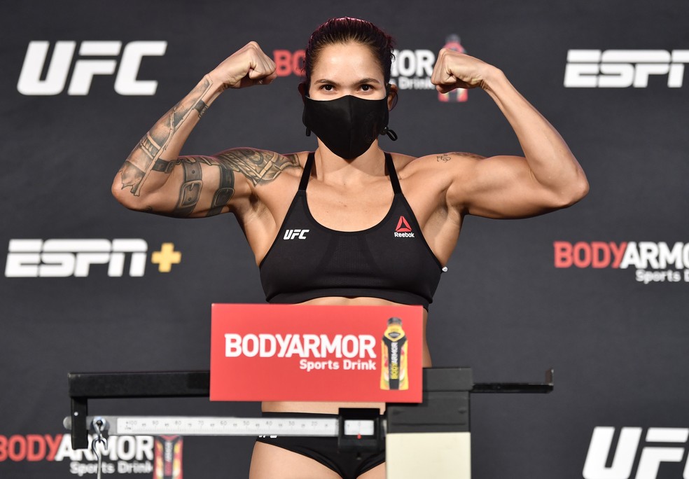Amanda Nunes bateu o limite do peso-pena na pesagem oficial do UFC 250 — Foto: Getty Images