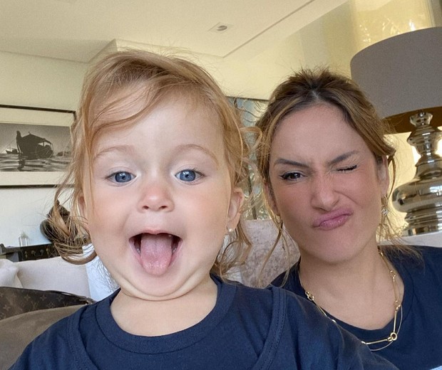 Claudia Leitte com a filha, Bela (Foto: Reprodução/Instagram)