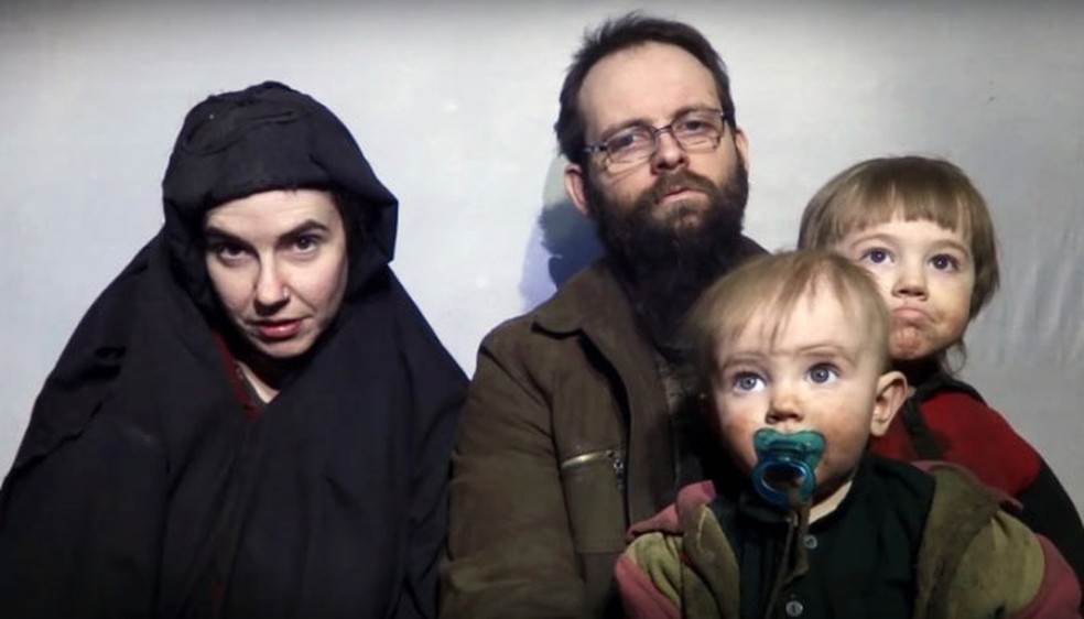 Norte-americana, seu marido canadense e dois dos três filhos, que ficaram cinco anos em poder do Talibã (Foto: Reprodução/CNN)