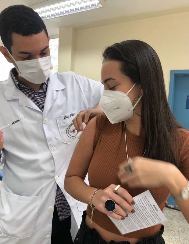 Mariana Galvão toma vacina anti-Covid (Foto: Divulgação)