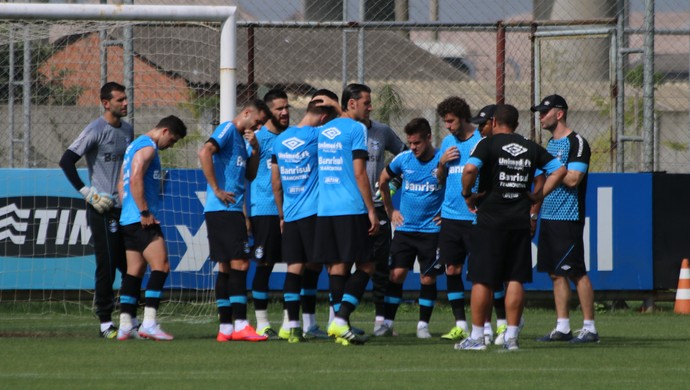 Roger encaminha time com Bobô na vaga de Douglas e Bressan na zaga