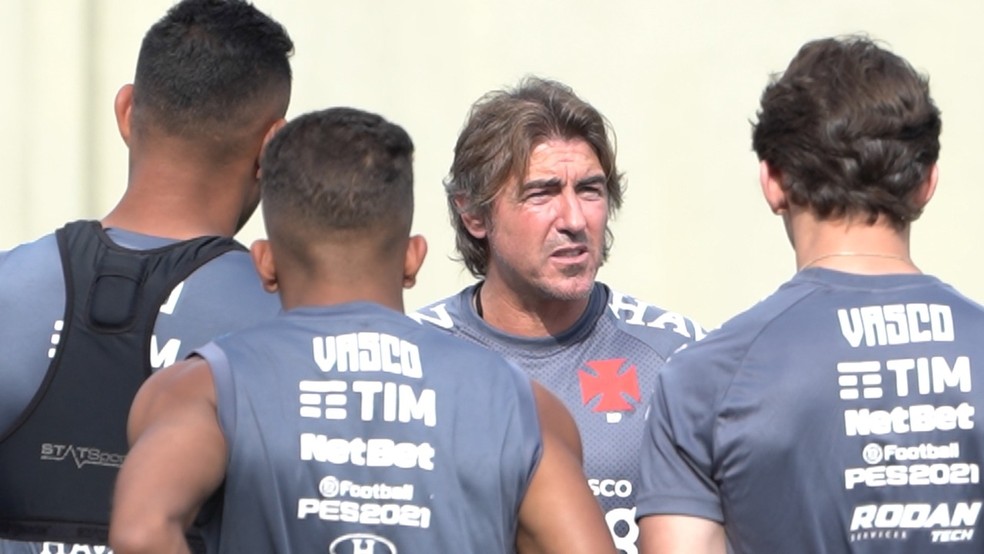 Ricardo S� Pinto � observado por Werley e Vin�cius em seu primeiro treino � frente do Vasco � Foto: Roberto Rosendo/Vasco.com.br