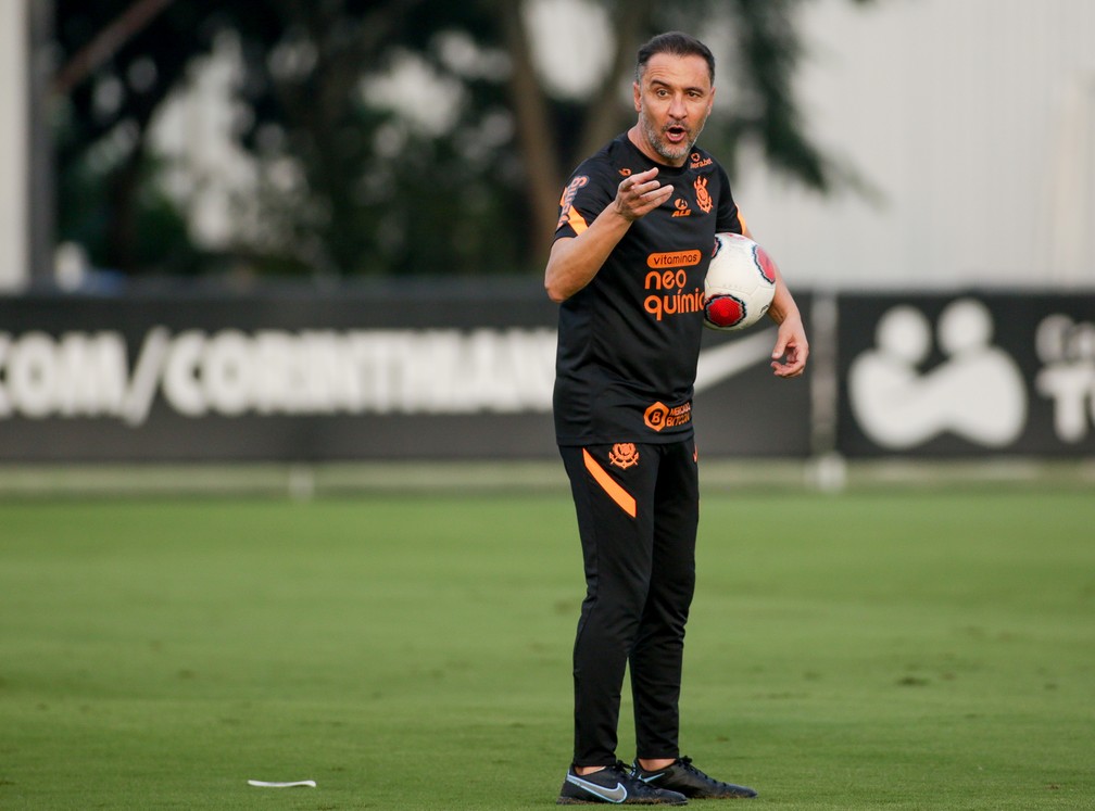 Vítor Pereira comanda o treino do Corinthians nesta terça-feira — Foto: Rodrigo Coca/Ag. Corinthians
