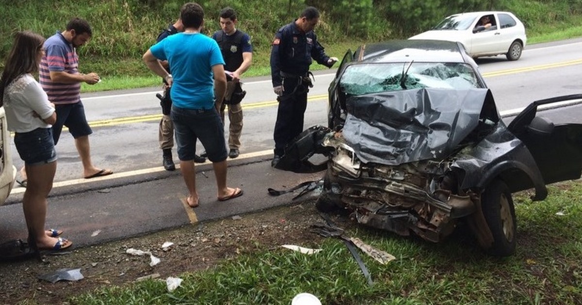 Mulher morre e homem fica ferido após carro e carreta baterem de frente