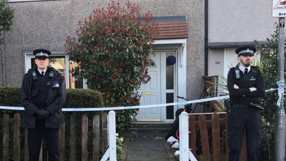 O ataque aconteceu na casa da família em St. Helens na segunda-feira — Foto: BBC