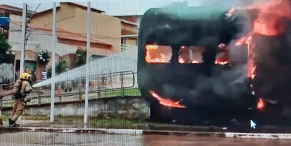 Bombeiros tentam conter fogo em Posto Comunitário de Segurança da PMDF, em Taguatinga — Foto: Corpo de Bombeiros/ Divulgação