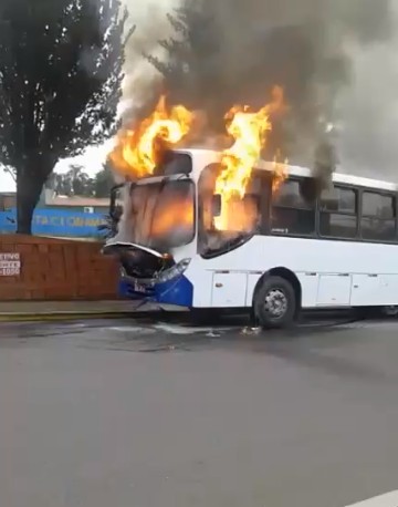 Ônibus pega fogo na rodoviária de Araçoiaba da Serra; veja vídeo