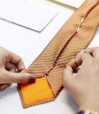Montagem e costura da gravata Hermès (Foto: François Lacour / Divulgação)