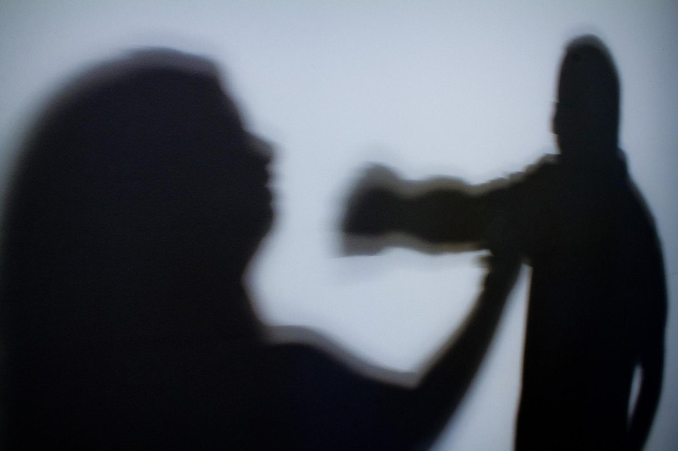 Foto ilustra mulher sendo vítima de violência praticada por um homem (Foto: Marcos Santos/USP Imagens)