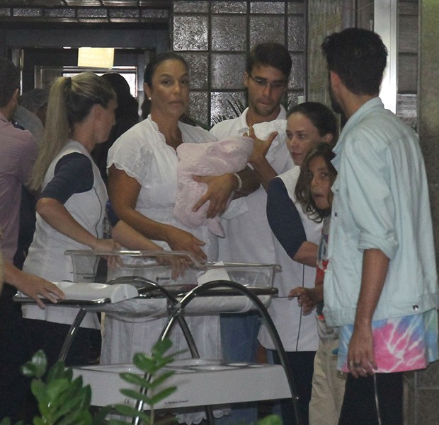 Ivete Sangalo deixa hospital Foto Francisco CepedaAgNews