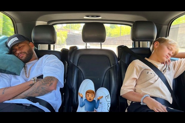 Neymar e Davi Lucca cochilam juntos no carro (Foto: Reprodução/Instagram)