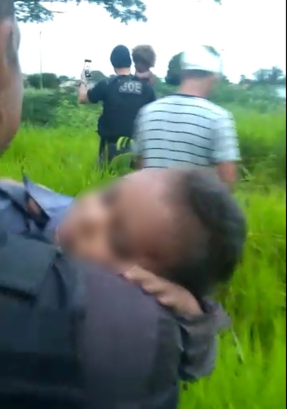 Crianças foram socorridas por policiais após ficarem sozinhas em mata por 8 horas em Nova Lacerda — Foto: Gerência de Operações Especiais (GOE)