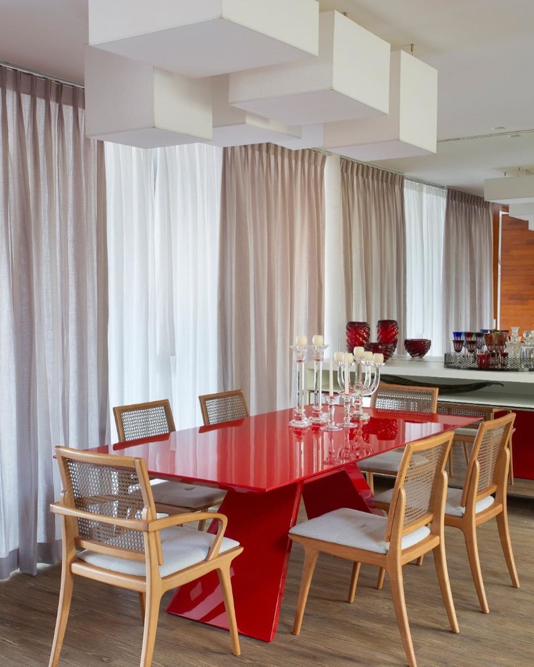 Mesa vermelha da sala de jantar de Nego do Borel (Foto: Reprodução/ Instagram)