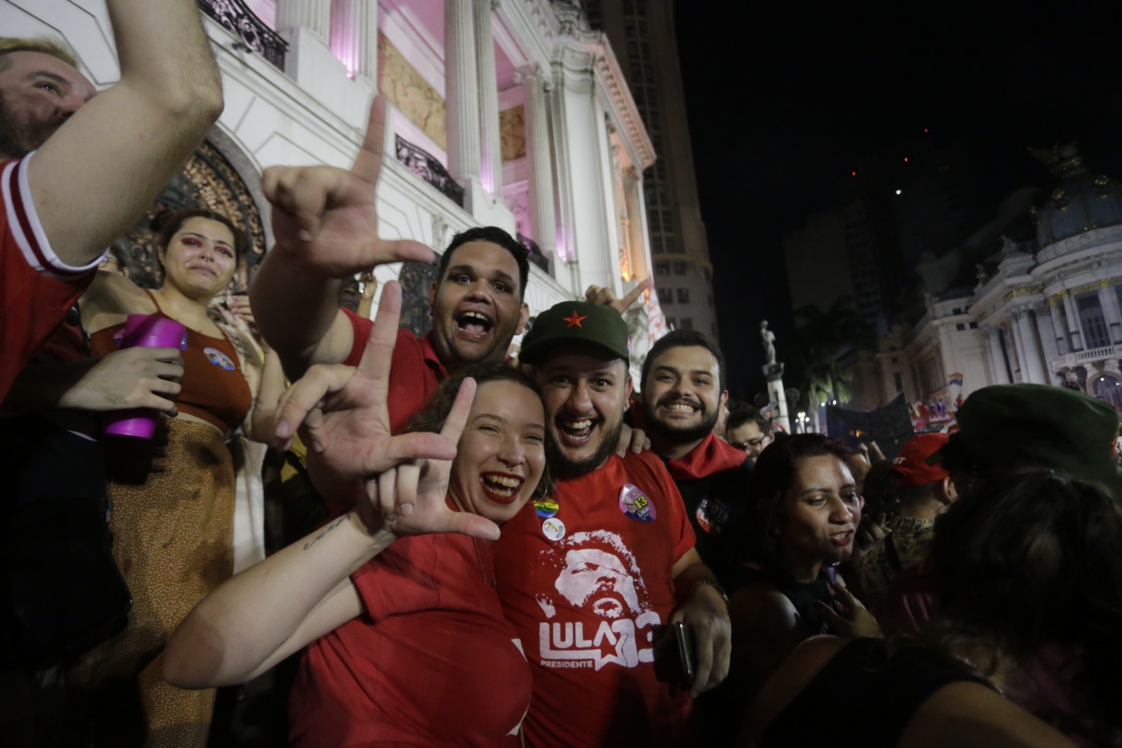 Eleitores festejam vitória de Lula na Cinelância, Centro do Rio — Foto: Domingos Peixoto/Agência O Globo