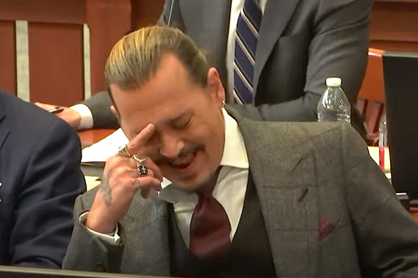 Johnny Depp riu durante o depoimento do guarda-costas Malcolm Connolly durante julgamento do seu processo de difamação contra Amber Heard em 28 de abril de 2022 (Foto: reprodução )