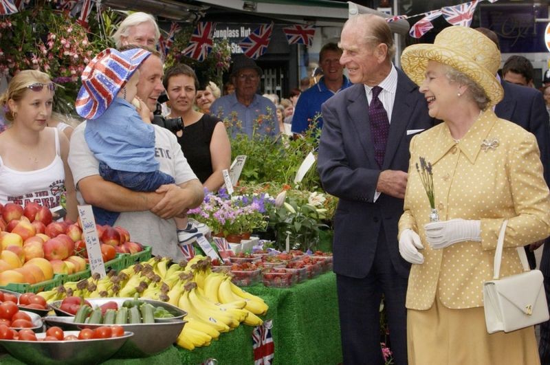 BBC O príncipe Philip apoiou e esteve junto da rainha durante mais de 60 anos de seu reinado, incluindo nas celebrações do Jubileu de Ouro em 2002 (Foto: PA via BBC)