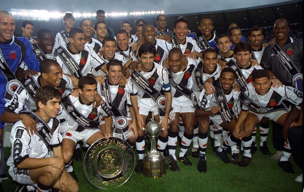 Mauro Galvão (no centro) foi o capitão do Vasco na Libertadores de 1998 — Foto: O Globo