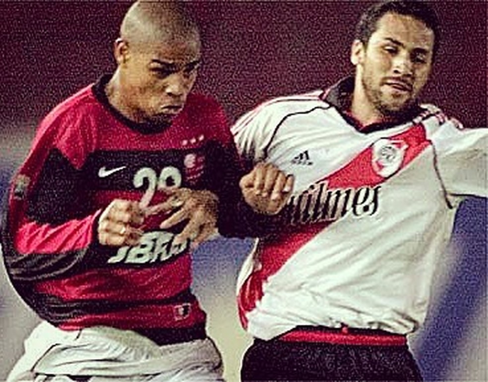 Adriano em jogo contra o River Plate com a camisa 29 do Flamengo — Foto: La Pagina Milionaria / riverplate.com