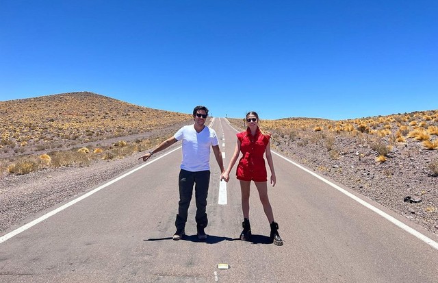Leo Martins e Luma Costa estão no Deserto do Atacama, no Chile (Foto: Divulgação)