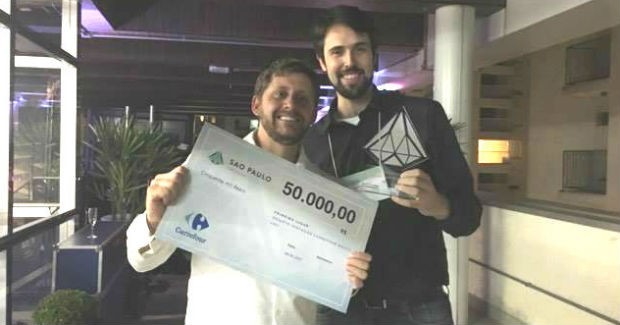 Lucas Moreira e Rafael Gonçalves, da CBA Sementes, vencedora do desafio do Carrefour (Foto: Fabiana Pires)