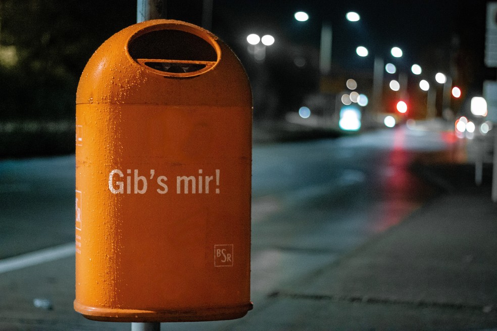 Lata de lixo com inscrição em alemão na cidade de Berlim — Foto: Unsplash
