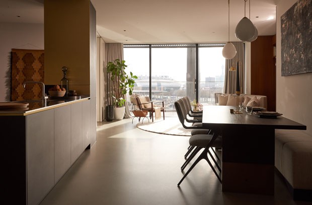 Décor elegante define apartamento em área industrial de Londres (Foto: Tina Hillier)