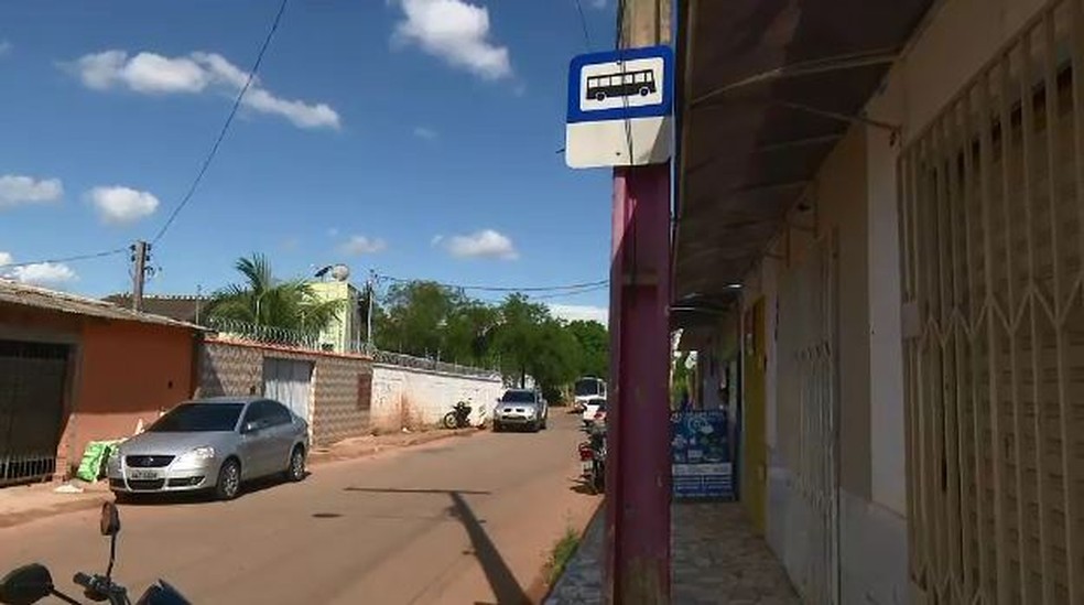 Pontos são sinalizados com placa, mas não possuem estrutura no bairro Conquista  (Foto: Reprodução/Rede Amazônica Acre )