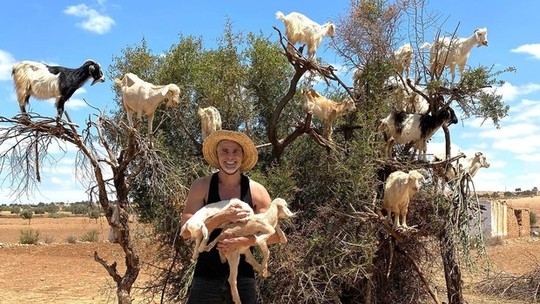 Reynaldo Gianecchini mostra 'pé de cabras' durante viagem ao Marrocos