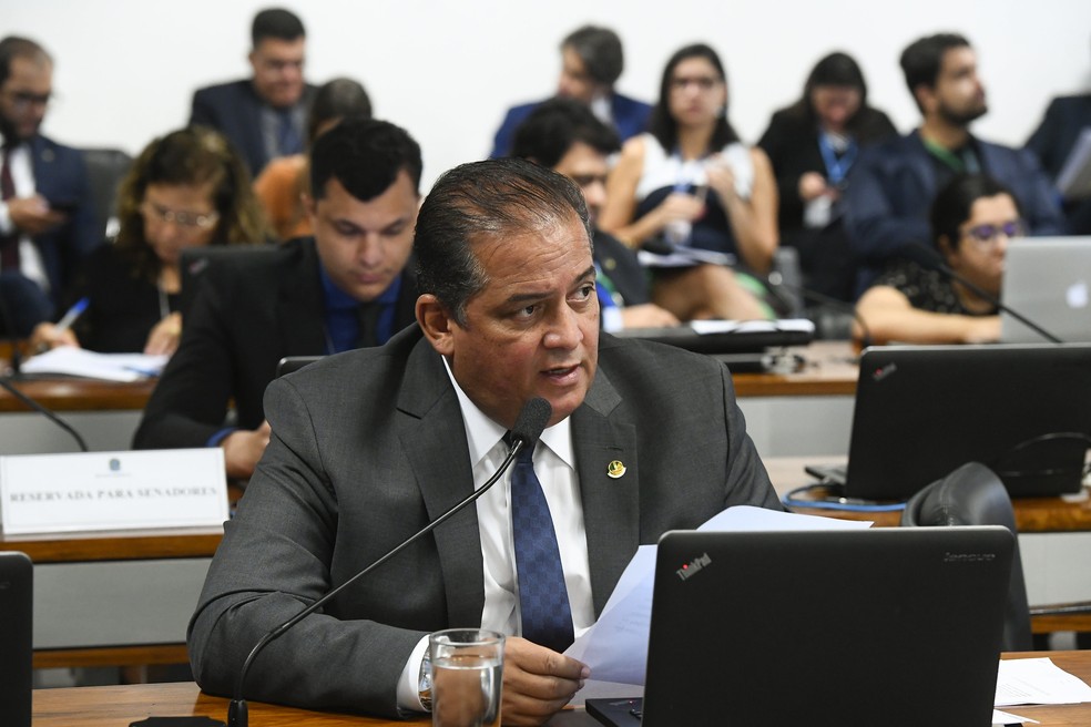 O senador Eduardo Gomes (MDB-TO) durante pronunciamento em comissão do Senado — Foto: Marcos Oliveira/ Agência Senado